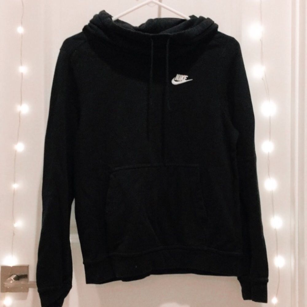 BLACK NIKE HOODIE